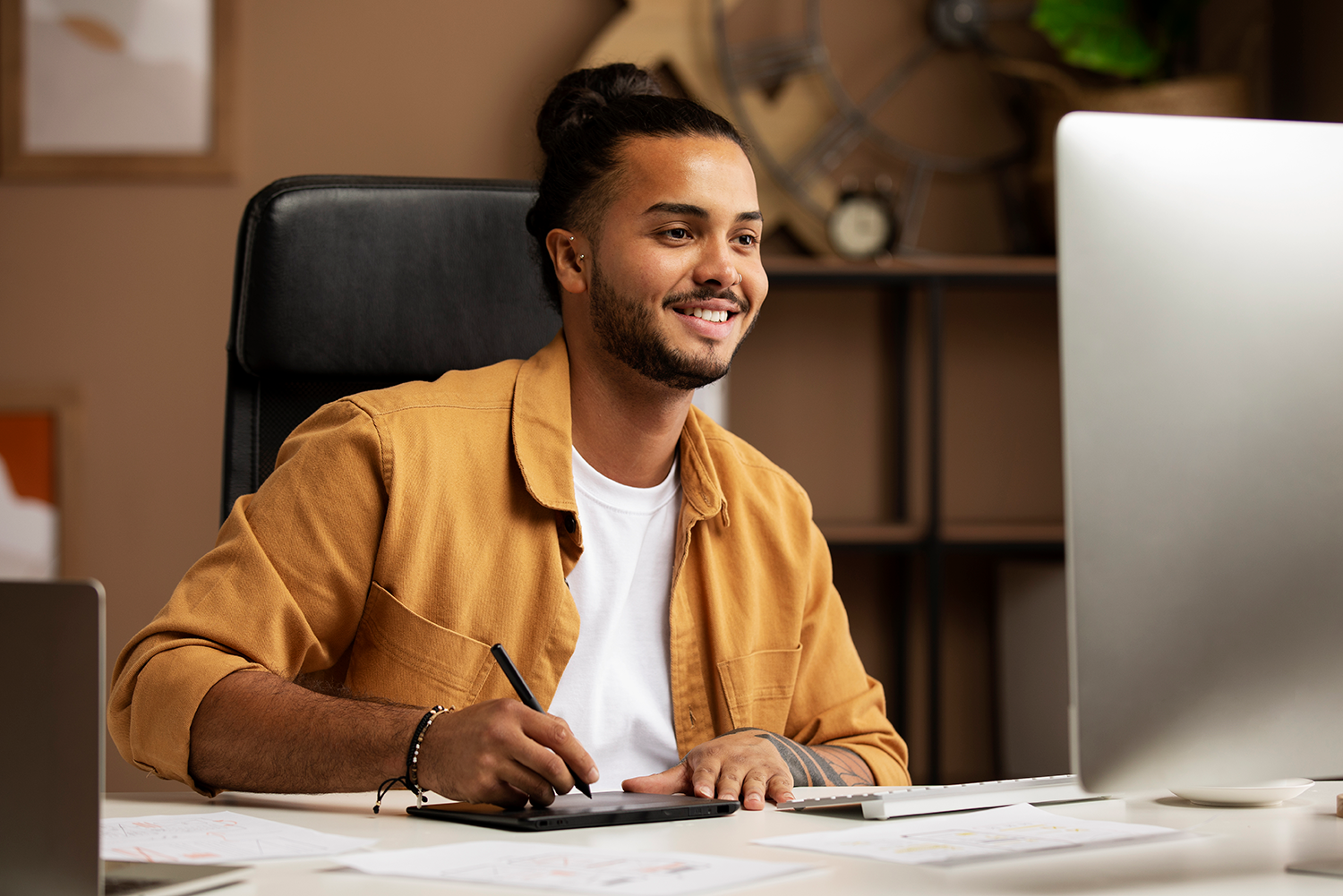 medium-shot-smiley-man-working-desk